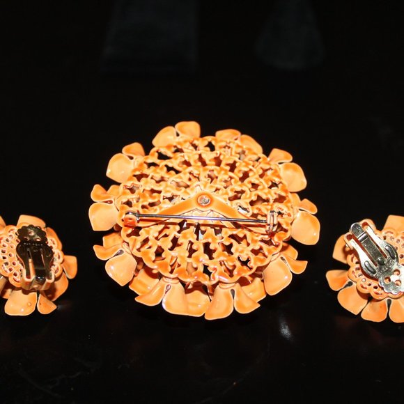 Beautiful Enamel and baby pearls adorn this brooch & clip back earrings - Picture 14 of 16